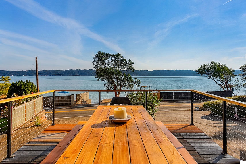 The Lounge on Hood Canal — waterfront vacation home