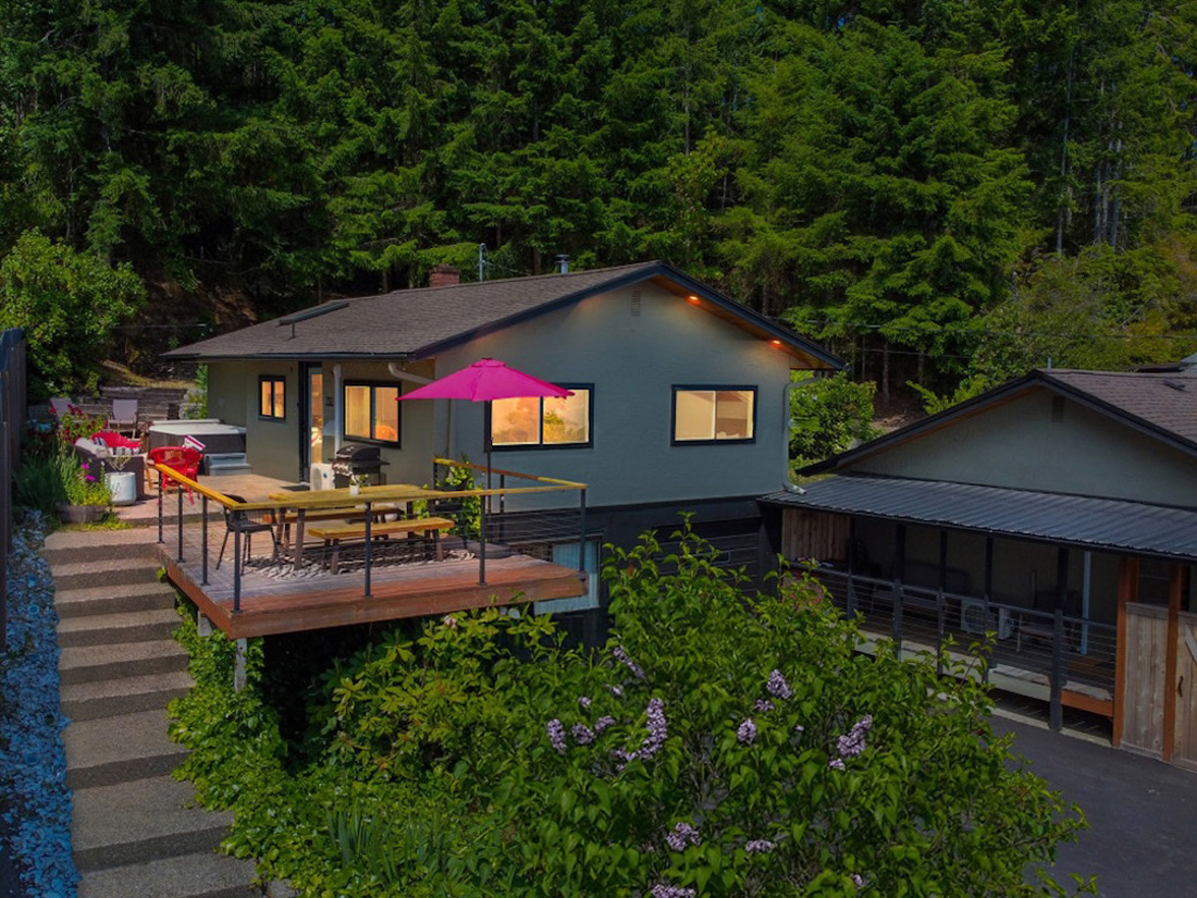 Outdoor dining and entertaining on the waterfront deck