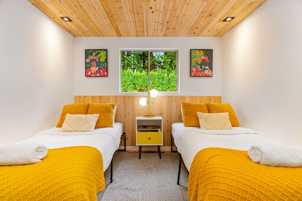 Ground-floor king bedroom with twin option