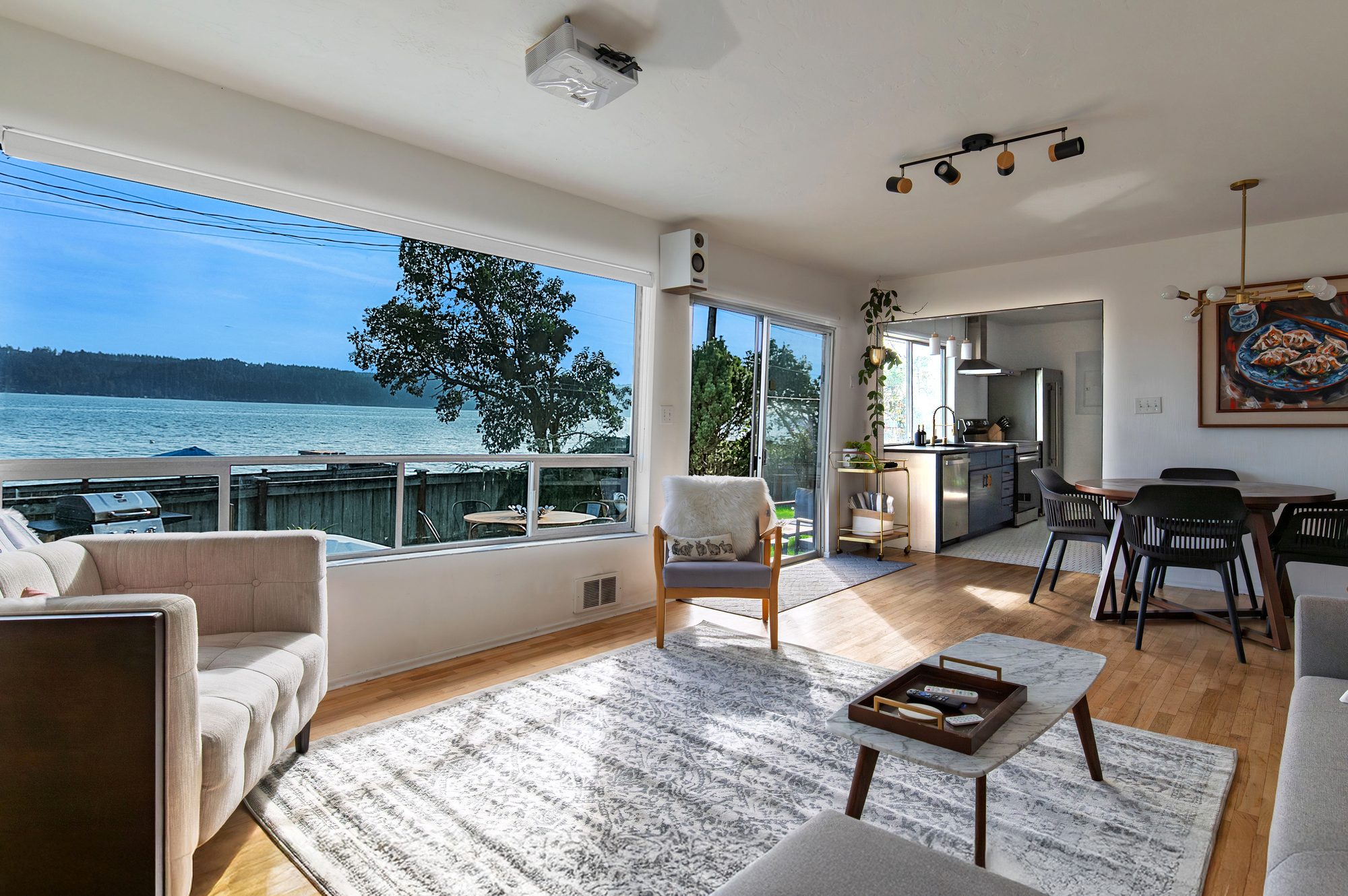 Hot tub and outdoor area at The Horizon